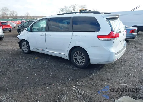2013 Toyota Sienna Xle V6 8 Passenger z USA, uszkodzony, nr VIN 5TDYK3DC2DS290022